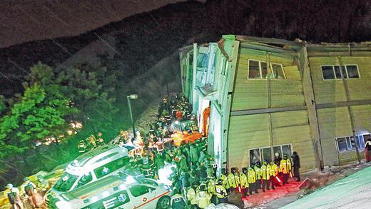 Unglück: Rettungskräfte vor der Halle im südkoreanischen Kyongju, deren Dach eingebrochen ist. Unglück: Rettungskräfte vor der Halle im südkoreanischen Kyongju, deren Dach eingebrochen ist.