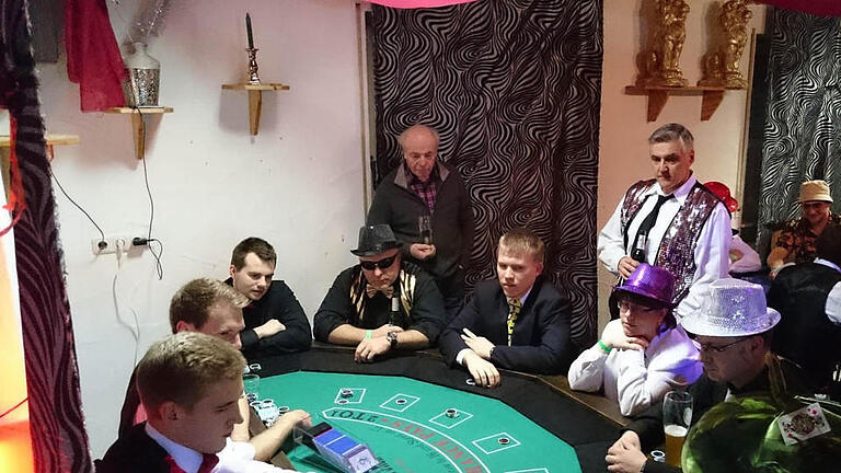 Viva Las Vegas in Riedenberg. Schon bei den beiden vorangegangenen Veranstaltungen erschienen sowohl die Croupiers als auch die Gäste in stilechten Verkleidungen. Foto: Evelyn Schneider - Viva Las Vegas in Riedenberg. Schon bei den beiden vorangegangenen Veranstaltungen erschienen sowohl die Croupiers als auch die Gäste in stilechten Verkleidungen. Foto: Evelyn Schneider Viva Las Vegas in Riedenberg. Schon bei den beiden vorangegangenen Veranstaltungen erschienen sowohl die Croupiers als auch die Gäste in stilechten Verkleidungen. Foto: Evelyn Schneider - Viva Las Vegas in Riedenberg. Schon bei den beiden vorangegangenen Veranstaltungen erschienen sowohl die Croupiers als auch die Gäste in stilechten Verkleidungen. Foto: Evelyn Schneider