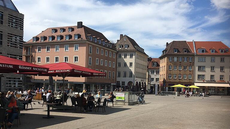Stell dir vor es ist Fußball und keiner geht hin: FC Carl Zeiss Jena gegen Chemnitzer FC in Würzburg. 90 Minuten vor dem Anpfiff auf dem Marktplatz. Es ist etwas los, Fußballfans sind nicht da.