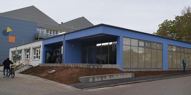 Der Neubau der Offenen Ganztagesschule ist fertig. Jetzt müssen noch die Außenanlagen gestaltet werden. Der Neubau der Offenen Ganztagesschule ist fertig. Jetzt müssen noch die Außenanlagen gestaltet werden.