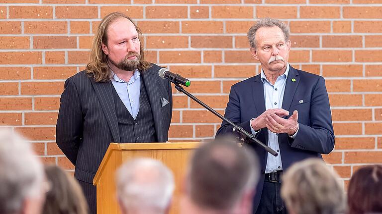 Hat keinen Zweifel an der Notwendigkeit von Panzerlieferungen an die Ukraine: Grünen-Politiker Anton Hofreiter (links) bei einer Veranstaltung seiner Partei in Schweinfurt. Landtagsabgeordneter Paul Knoblach (rechts) hatte den Vorsitzenden des Europaausschusses im Bundestag eingeladen.