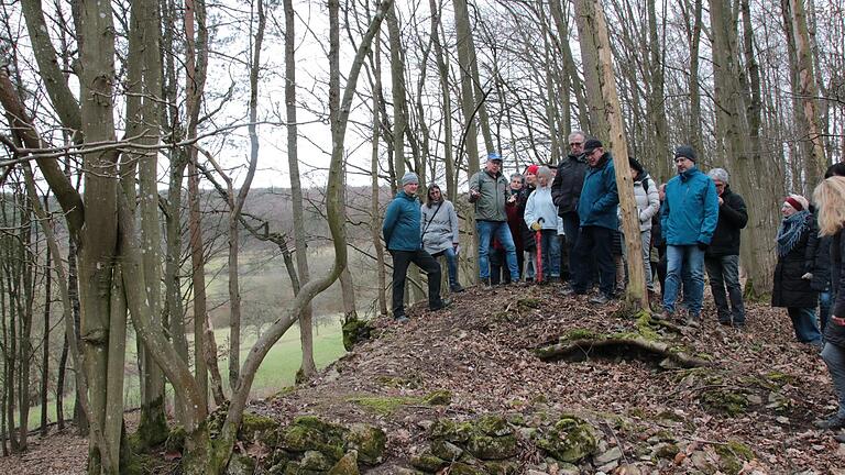 Auf den Resten der Altenburg stehend diskutiert Bernd Marquardt mit Teilnehmern einer Führung, wie die Burg oberhalb der Saale möglicherweise ausgesehen haben könnte. Aufzeichnungen dazu gibt es keine. - Auf den Resten der Altenburg stehend diskutiert Bernd Marquardt mit Teilnehmern einer Führung, wie die Burg oberhalb der Saale möglicherweise ausgesehen haben könnte. Aufzeichnungen dazu gibt es keine. Auf den Resten der Altenburg stehend diskutiert Bernd Marquardt mit Teilnehmern einer Führung, wie die Burg oberhalb der Saale möglicherweise ausgesehen haben könnte. Aufzeichnungen dazu gibt es keine. - Auf den Resten der Altenburg stehend diskutiert Bernd Marquardt mit Teilnehmern einer Führung, wie die Burg oberhalb der Saale möglicherweise ausgesehen haben könnte. Aufzeichnungen dazu gibt es keine.