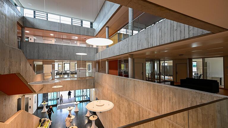 Blick in das offene Atrium des neugebauten Zentrums: von hier aus sind über drei Stockwerke die Räume der verschiedenen wissenschaftlichen Disziplinen zu erreichen. Blick in das offene Atrium des neugebauten Zentrums: von hier aus sind über drei Stockwerke die Räume der verschiedenen wissenschaftlichen Disziplinen zu erreichen. 