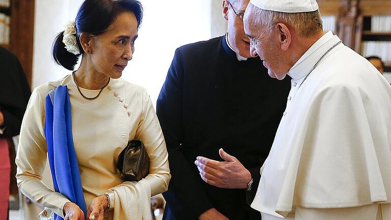 Papst Franziskus trifft Aung San Suu Kyi - Papst Franziskus hatte im Mai die Friedensnobelpreisträgerin aus Myanmar, Aung San Suu Kyi, empfangen. Papst Franziskus trifft Aung San Suu Kyi - Papst Franziskus hatte im Mai die Friedensnobelpreisträgerin aus Myanmar, Aung San Suu Kyi, empfangen.