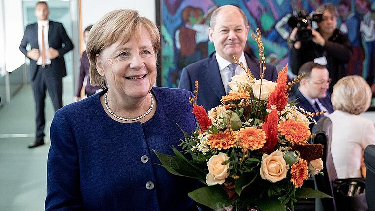 Kabinettssitzung       -  Die Arbeit im Kabinett geht weiter: Am Tag nach ihrer Niederlage kam Bundeskanzlerin Angela Merkel (CDU) mit Blumen zur Sitzung &ndash; für Verkehrsminister Andreas Scheuer (CSU), der Geburtstag hatte.
