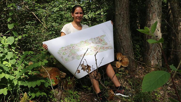 Ein neuer Platz für den Waldkindergarten: Daniela Heidenfelder zeigt auf dem neuen Waldgrundstück am Romberg die Pläne für das neue Waldkindergartengelände. Ob die Planungen so genehmigt werden, entscheidet der Stadtrat am 11. Juli. Ein neuer Platz für den Waldkindergarten: Daniela Heidenfelder zeigt auf dem neuen Waldgrundstück am Romberg die Pläne für das neue Waldkindergartengelände. Ob die Planungen so genehmigt werden, entscheidet der Stadtrat am 11. Juli.