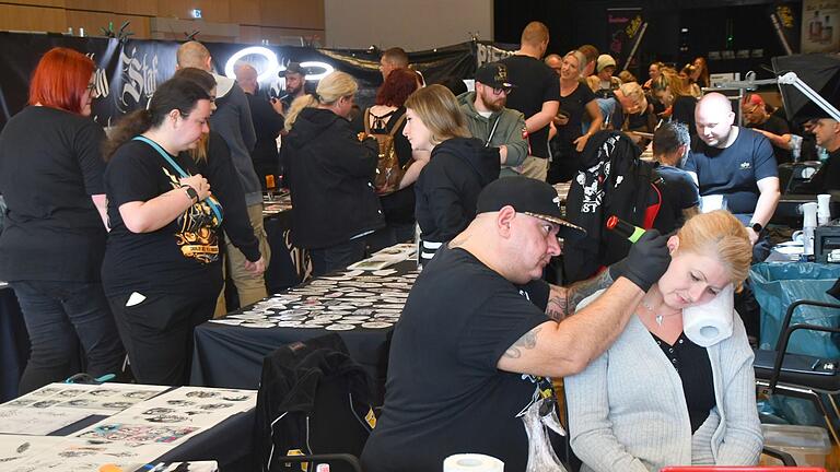 Zum zweiten Mal wurde die Tattoo Convention in der Bad Neustadt ausgerichtet und zog Tattoo- und Piercing-Freunde aus der ganzen Region in die Stadthalle. Zum zweiten Mal wurde die Tattoo Convention in der Bad Neustadt ausgerichtet und zog Tattoo- und Piercing-Freunde aus der ganzen Region in die Stadthalle.