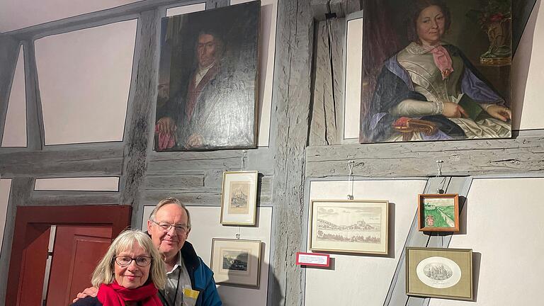 Nachfahren der mit dem Schloss verbundenen Familien steuerten einiges bei für die Ausstellung. Im Bild Rolf Gademann und Barbara Schumann. Katharina Sattler, rechts oben auf dem Porträt, ist ihre Ur-Ur-Ur-Ur-Großmutter. Nachfahren der mit dem Schloss verbundenen Familien steuerten einiges bei für die Ausstellung. Im Bild Rolf Gademann und Barbara Schumann. Katharina Sattler, rechts oben auf dem Porträt, ist ihre Ur-Ur-Ur-Ur-Großmutter. 