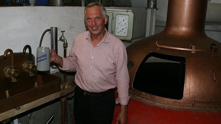 Prost: Karl Wolf hat zum 150-jährigen Bestehen seiner Brauerei in Rüdenhausen eigens einen Jubiläums-Tonkrug anfertigen lassen. Prost: Karl Wolf hat zum 150-jährigen Bestehen seiner Brauerei in Rüdenhausen eigens einen Jubiläums-Tonkrug anfertigen lassen.