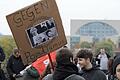 Archivbild: Ein Plakat mit dem Slogan 'Gegen Populismus' ist im November 2016 auf einer Kundgebung vor dem Bundeskanzleramt in Berlin zu sehen.