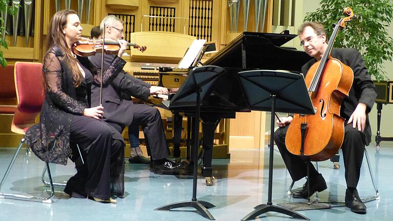 Im Orgelsaal der Berufsfachschule: Ein temporeiches Klaviertrio interpretierten Kim Bauer-Heilmann (Violine), Gert Drost (Piano) und Uwe Schachner (Cello). Im Orgelsaal der Berufsfachschule: Ein temporeiches Klaviertrio interpretierten Kim Bauer-Heilmann (Violine), Gert Drost (Piano) und Uwe Schachner (Cello).