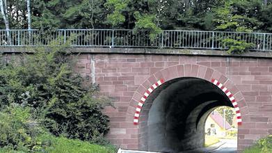 Tolle Kulisse: Brücke der Reichsautobahn bei Rupboden mit Oldtimer