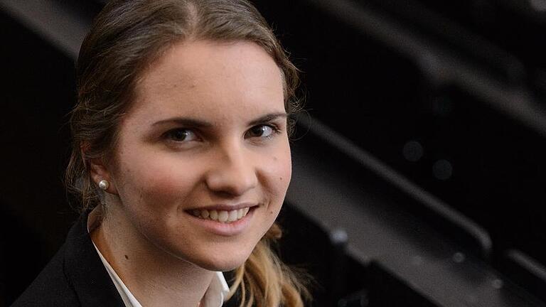Zonta-Preisverleihung 2017       -  Für ihr schulisches Engagement hat der Zonta-Club Würzburg die Schülerin Mirjam Dietrich mit dem &bdquo;Young Women in Public Affairs&ldquo;-Award ausgezeichnet. Der Preis wurde erstmals verliehen.