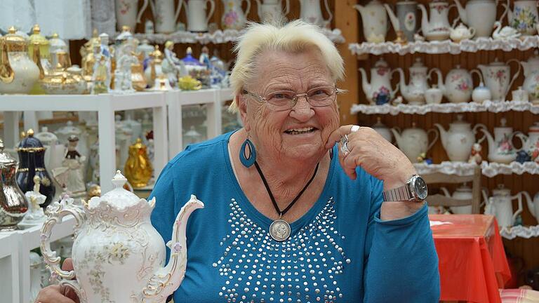 90 Jahre wird Marlene Heinickel, die Kaffeekannen-Kaiserin, an diesem Freitag – vor sich ihre Lieblingskanne aus dem Jahr 1860. 90 Jahre wird Marlene Heinickel, die Kaffeekannen-Kaiserin, an diesem Freitag – vor sich ihre Lieblingskanne aus dem Jahr 1860.