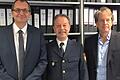 Werner Kiesel (Mitte), Chef der Wachtmeisterei am Amtsgericht Schweinfurt, geht in den Ruhestand. Direktor Thomas Olbermann (rechts) und Geschäftsstellenleiter Josef Seider würdigten seine langjährigen Verdienste.&nbsp;