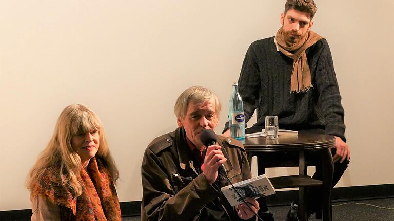 Renate und Richard Winter stellen dem Publikum im Mehlingskeller den jungen Autor und Filmemacher Tobias Wilhelm vor.