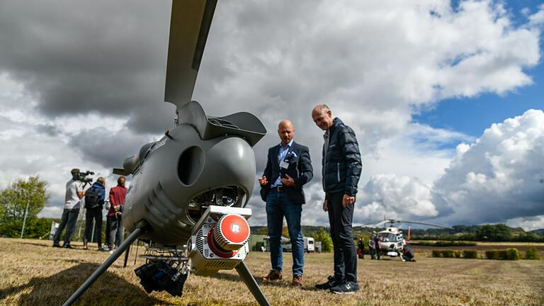 Künftig wollen Stromversorger ihre Hochspannungsleitungen mithilfe von Drohnen kontrollieren. Eine Vorführung der neuen Technik fand am Modellflugplatz in Haßfurt statt. Künftig wollen Stromversorger ihre Hochspannungsleitungen mithilfe von Drohnen kontrollieren. Eine Vorführung der neuen Technik fand am Modellflugplatz in Haßfurt statt.