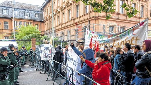Protest übertönte die NPD-Parolen - (Rö.) Zu einer Wahlinfoveranstaltung waren etwa zehn Mitglieder der NPD, unter ihnen der Parteivorsitzende Holger Apfel, am Mittwochvormittag in Würzburg angerückt. Ursprünglich am Vierröhrenbrunnen geplant wurde ihre Veranstaltung von der Stadt Würzburg kurzfristig in die Oeggstraße am Mainfranken Theater verlegt. Dort wurden die Rechtsnationalen von etwa 200 Demonstranten empfangen, die sich lautstark gegen die NPD-Redner zur Wehr setzten. Mit Transparenten forderten sie „Kein Platz für Nazis“ oder „Keinen Fußbreit den Faschisten“. Sympathisanten von SPD, Jusos, der Linken, den Grünen, der Piratenpartei, Gewerkschaften sowie Mitarbeiter des Theaters mit Intendant Hermann Schneider hatten sich an der Polizeiabsperrung versammelt und schrien und pfiffen die dumpfen deutschnationalen Parolen der Redner, einer von ihnen war Holger Apfel, nieder. Obwohl die NPD zur Beschallung große Lautsprechertürme aufgebaut hatte, fanden die Redebeiträge kein Interesse. Zu Zwischenfällen kam es nicht. Protest übertönte die NPD-Parolen - (Rö.) Zu einer Wahlinfoveranstaltung waren etwa zehn Mitglieder der NPD, unter ihnen der Parteivorsitzende Holger Apfel, am Mittwochvormittag in Würzburg angerückt. Ursprünglich am Vierröhrenbrunnen geplant wurde ihre Veranstaltung von der Stadt Würzburg kurzfristig in die Oeggstraße am Mainfranken Theater verlegt. Dort wurden die Rechtsnationalen von etwa 200 Demonstranten empfangen, die sich lautstark gegen die NPD-Redner zur Wehr setzten. Mit Transparenten forderten sie „Kein Platz für Nazis“ oder „Keinen Fußbreit den Faschisten“. Sympathisanten von SPD, Jusos, der Linken, den Grünen, der Piratenpartei, Gewerkschaften sowie Mitarbeiter des Theaters mit Intendant Hermann Schneider hatten sich an der Polizeiabsperrung versammelt und schrien und pfiffen die dumpfen deutschnationalen Parolen der Redner, einer von ihnen war Holger Apfel, nieder. Obwohl die NPD zur Beschallung große Lautsprechertürme aufgebaut hatte, fanden die Redebeiträge kein Interesse. Zu Zwischenfällen kam es nicht.