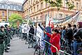 Protest übertönte die NPD-Parolen       -  (Rö.)   Zu einer Wahlinfoveranstaltung waren etwa zehn Mitglieder der NPD, unter ihnen der Parteivorsitzende Holger Apfel, am Mittwochvormittag in Würzburg angerückt. Ursprünglich am Vierröhrenbrunnen geplant wurde ihre Veranstaltung von  der Stadt Würzburg kurzfristig in die Oeggstraße am Mainfranken Theater verlegt. Dort wurden die Rechtsnationalen von etwa 200 Demonstranten empfangen, die sich lautstark gegen die NPD-Redner zur Wehr setzten. Mit Transparenten forderten sie &bdquo;Kein Platz für Nazis&ldquo; oder &bdquo;Keinen Fußbreit den Faschisten&ldquo;. Sympathisanten von SPD, Jusos, der Linken, den Grünen, der Piratenpartei, Gewerkschaften sowie Mitarbeiter des Theaters mit Intendant Hermann Schneider hatten sich an der Polizeiabsperrung versammelt und schrien und pfiffen die dumpfen deutschnationalen Parolen der Redner, einer von ihnen war Holger Apfel, nieder. Obwohl die NPD zur Beschallung große Lautsprechertürme aufgebaut hatte, fanden die Redebeiträge kein Interesse. Zu Zwischenfällen kam es nicht.