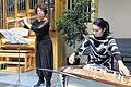 Konzentriert: Flötistin Carin Levine und Koto-Spielerin Naoko Kikuchi im Orgelsaal der Berufsfachschule für Musik.