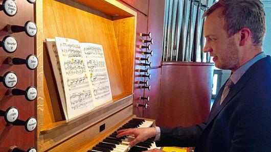 Organist Ralf Hofmann spielte ein Konzert in der Zeiler Pfarrkirche.