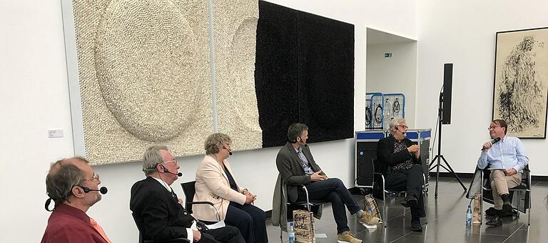 Mit dem Thema Wahrheit beschäftigte sich eine Podiusmdiskussion im Rahmen der Triennale. Moderiert von Albrecht Garsky (links) und Karl-Heinz Körblein (rechts) diskutierten Norbert Baumann, ehemaliger Richter am OLG Bamberg, die Schweinfurter Ärztin Dr. Cordula Gehlert-Wohlfahrt, Ivo Knahn, stellvertretender Chefredakteur der Mediengruppe Main-Post, und der Künstler und Triennale-Teilnehmer Jürgen Wolf. Die Veranstaltung fand in Kooperation mit der Katholischen und Evangelischen Erwachsenenbildung statt. Mit dem Thema Wahrheit beschäftigte sich eine Podiusmdiskussion im Rahmen der Triennale. Moderiert von Albrecht Garsky (links) und Karl-Heinz Körblein (rechts) diskutierten Norbert Baumann, ehemaliger Richter am OLG Bamberg, die Schweinfurter Ärztin Dr. Cordula Gehlert-Wohlfahrt, Ivo Knahn, stellvertretender Chefredakteur der Mediengruppe Main-Post, und der Künstler und Triennale-Teilnehmer Jürgen Wolf. Die Veranstaltung fand in Kooperation mit der Katholischen und Evangelischen Erwachsenenbildung statt. 