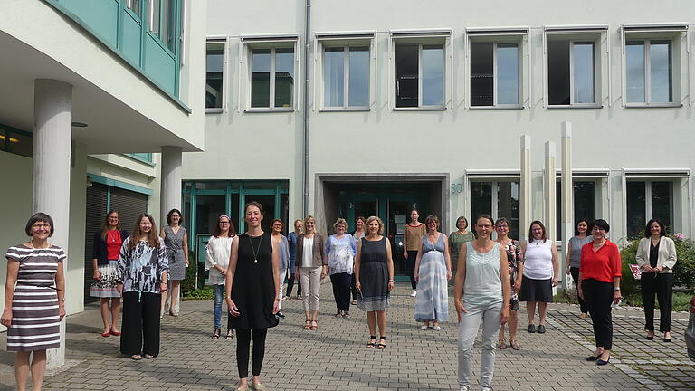 Diese Top-Managerinnen haben ihren Haushalt im Griff (von links): Klaudia Schwarz, Behördenleiterin am AELF Schweinfurt, Barbara Göpfert, Kreisbäuerin im Bayerischen Bauernverband,
Christiane Spath, Marina Eltschka vom Verband der land- und hauswirtschaftlichen Fachbildung VLF, Carola Weber, Carolin Schneider, Tatjana Follik, Elke Ebenbeck, Petra Bucklisch, Cornelia Wolfschmidt, Elke Klarmann, Beatrice Rinke, Nadine Stahl, Christina Töpfer, Elisabeth Heller, Lehrkraft, Christina Werner, Rita Feuerbach, Carolin Lenhart, Lehrkraft, Jacqueline Köhler, Lehrkraft, Elfriede Weikert, Lehrkraft sowie Ausbildungsberaterin Beatrix Weber-Hilpert. Im Bild alle Lehrgangsteilnehmerinnen. Diese Top-Managerinnen haben ihren Haushalt im Griff (von links): Klaudia Schwarz, Behördenleiterin am AELF Schweinfurt, Barbara Göpfert, Kreisbäuerin im Bayerischen Bauernverband,
Christiane Spath, Marina Eltschka vom Verband der land- und hauswirtschaftlichen Fachbildung VLF, Carola Weber, Carolin Schneider, Tatjana Follik, Elke Ebenbeck, Petra Bucklisch, Cornelia Wolfschmidt, Elke Klarmann, Beatrice Rinke, Nadine Stahl, Christina Töpfer, Elisabeth Heller, Lehrkraft, Christina Werner, Rita Feuerbach, Carolin Lenhart, Lehrkraft, Jacqueline Köhler, Lehrkraft, Elfriede Weikert, Lehrkraft sowie Ausbildungsberaterin Beatrix Weber-Hilpert. Im Bild alle Lehrgangsteilnehmerinnen.