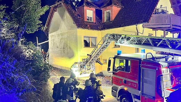 Aufwendig gestalteten sich in der Nacht zum Donnerstag die Löscharbeiten beim Wohnhausbrand in Heiligkreuz.       -  Aufwendig gestalteten sich in der Nacht zum Donnerstag die Löscharbeiten beim Wohnhausbrand in Heiligkreuz.