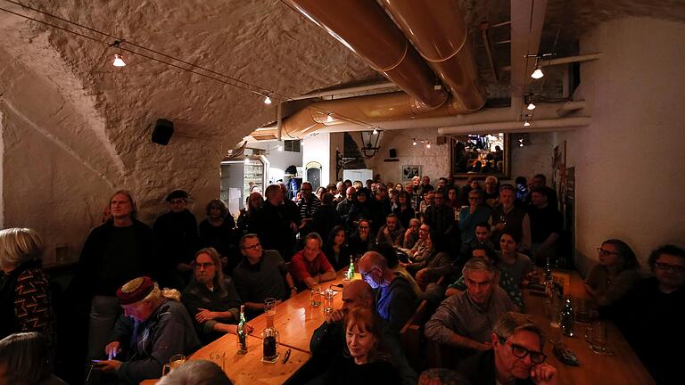 Ein Konzert im Omnibus im Jahr 2019. 2020 wurde das beliebte Kellerlokal 50 Jahre alt. Ein Konzert im Omnibus im Jahr 2019. 2020 wurde das beliebte Kellerlokal 50 Jahre alt.