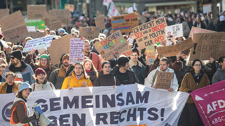 An diesem Samstag versammeln sich bundesweit Menschen, um ein Zeichen gegen den Rechtsruck zu setzen. Auch in Würzburg gehen am 01.02.25 Tausende auf die Straße, um für Demokratie einzustehen.