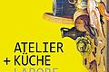 Kochen und Kunst       -  Atelier + Küche = Labore der Sinne (Hatje Cantz, 272 Seiten, 170 Abbildungen, 23,3 x 29 cm, 39,80 Euro)Die Nähe zwischen künstlerischem Schaffen und Kochkunst ist faszinierend, aber wenig beachtet. Das Buch richtet den Blick auf das facettenreiche Verhältnis beider Produktionsstätten als Arbeitsräume freier Inspiration und geheimer Alchemie, als Orte kreativen Chaos' und ordnenden Denkens. Bedeutung und Darstellung von Atelier und Küche heute und einst werden betrachtet: Künstlerische Arbeitsstätten entwickelten sich von handwerklichen Meisterbetrieben über repräsentative Ateliers und fabrikähnliche Lofts zu hochtechnisierten Multimedia-Labs. Parallel vollzog sich der Wandel von der archaischen Feuerstelle über die bäuerliche Wohn- und effiziente Garküche zur High-Tech-Ausstattung. Gezeigt werden Holzstiche aus dem 16. Jahrhundert und Gemälde von u. a. Pieter Bruegel sowie Arbeiten von Joseph Beuys, Andy Warhol, Cindy Sherman oder Erwin Wurm.