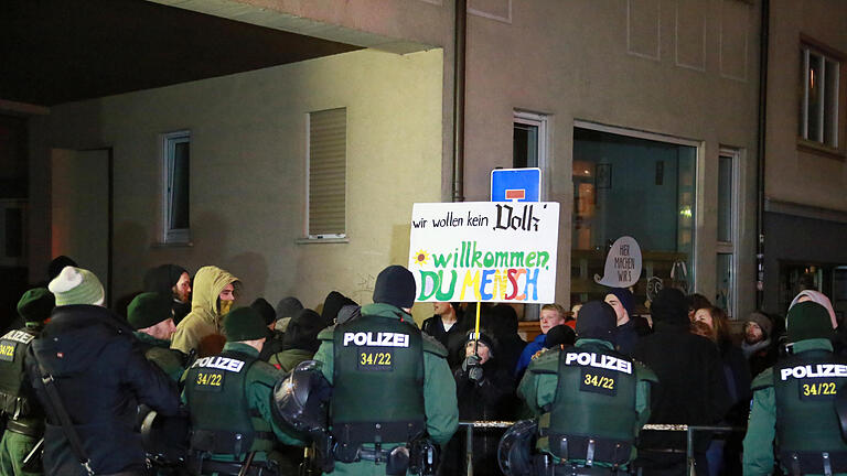 Pegida, Wügida       -  250 bis 300 Pegida-Anhänger waren am Montag in der Würzburger Innenstadt zu einer Demo zusammengekommen. Weitaus mehr Gegendemonstranten hatten am selben Abend gezeigt, was sie von Pegida halten: nichts.