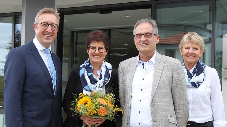 Von links: Markus Merz (Vorstandsvorsitzender), Christel Streit mit ihrem Mann Eberhard Streit und Betriebsratsvorsitzende Birgit Jahn. Von links: Markus Merz (Vorstandsvorsitzender), Christel Streit mit ihrem Mann Eberhard Streit und Betriebsratsvorsitzende Birgit Jahn.
