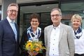 Von links: Markus Merz (Vorstandsvorsitzender), Christel Streit mit ihrem Mann Eberhard Streit und Betriebsratsvorsitzende Birgit Jahn.