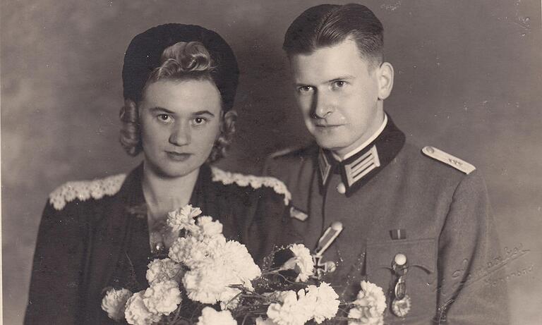 1944 ehelichte Dr. Karl Dorda in Marienbad Dr. Maria Ebert, die er nach seiner Kriegsgefangenschaft im Schloss Bayerhof bei Waldsachsen wiederfand. 1952 zogen beide nach Grettstadt und prägten einen beachtlichen Teil der Ortsgeschichte. 1944 ehelichte Dr. Karl Dorda in Marienbad Dr. Maria Ebert, die er nach seiner Kriegsgefangenschaft im Schloss Bayerhof bei Waldsachsen wiederfand. 1952 zogen beide nach Grettstadt und prägten einen beachtlichen Teil der Ortsgeschichte.