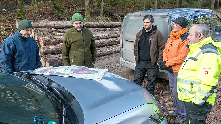 Revierleiter Matthias Schleich erläuterte beim Waldbegang des Rienecker Stadtrates die Waldsituation und -bewirtschaftung. Revierleiter Matthias Schleich erläuterte beim Waldbegang des Rienecker Stadtrates die Waldsituation und -bewirtschaftung.