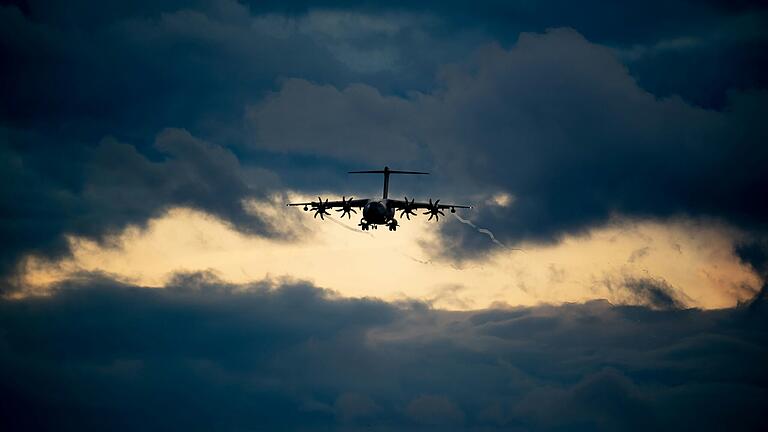 Vergangenen Montag flog ein Transportflugzeug vom Typ A400M im Tiefflug über Marktheidenfeld. Vergangenen Montag flog ein Transportflugzeug vom Typ A400M im Tiefflug über Marktheidenfeld.