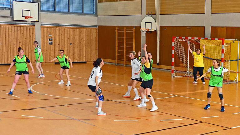 Das Freundschaftsspiel der Handball-Damen aus Mamers und Gerolzhofen endete mit einem Remis. Das Freundschaftsspiel der Handball-Damen aus Mamers und Gerolzhofen endete mit einem Remis.