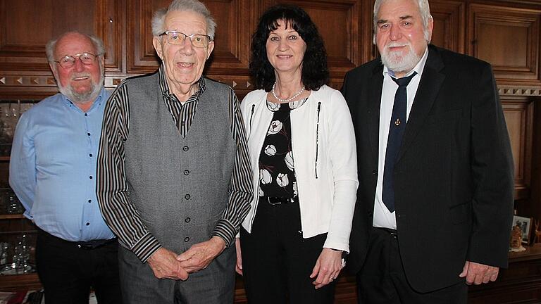 Seinen 90. Geburtstag feierte am Dienstag in Marktheidenfeld Eugen Gerster, langjähriger Aktiver in verschiedenen Vereinen und in der Kommunalpolitik. Zu den Gratulanten zählten auch vom Schifferverein Georg Reinhart (links) und Vorsitzender Klaus Ludorf (rechts) sowie Bürgermeisterin Helga Schmidt-Neder.