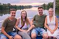 &bdquo;Wir grüßen unsere Oma Ingrid und danken ihr ganz herzlich&ldquo;, sagten die Geschwister Janosch Krönert (links) und Amelie Krönert (rechts) aus Knetzgau, die von ihrer Oma eine Schifffahrt auf dem Main zum Geburtstag geschenkt bekommen hatten. Sie wurden von ihren Partnern, Thea Müller aus Geusfeld und Fabian Schwemmlein aus Hainert, begleitet und genossen ihr Geschenk in vollen Zügen.