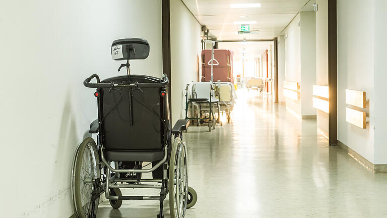 Ohne Pflegekräfte können Kliniken und Pflegeheime gar nicht exisitieren. Dennoch tut sich unsere Gesellschaft schwer, den Beruf aufzuwerten. Ohne Pflegekräfte können Kliniken und Pflegeheime gar nicht exisitieren. Dennoch tut sich unsere Gesellschaft schwer, den Beruf aufzuwerten. 