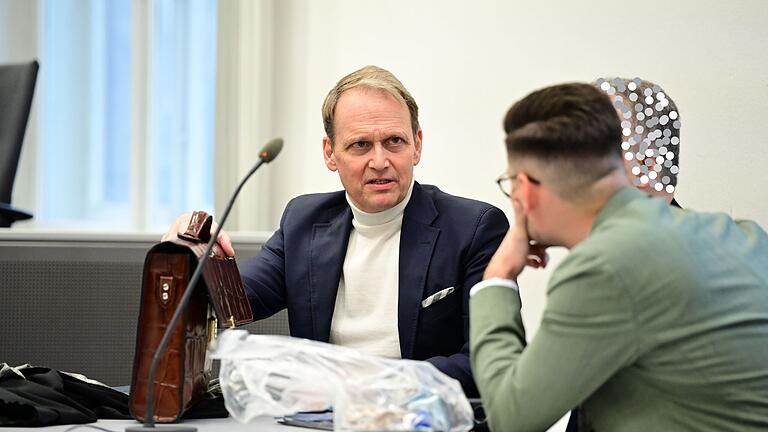 Rechtsanwalt Jochen Kaller berät sich mit dem Angeklagten, der vom zweiten Verteidiger Fabian Pflefka verdeckt wird. Rechtsanwalt Jochen Kaller berät sich mit dem Angeklagten, der vom zweiten Verteidiger Fabian Pflefka verdeckt wird.