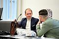 Rechtsanwalt Jochen Kaller berät sich mit dem Angeklagten, der vom zweiten Verteidiger Fabian Pflefka verdeckt wird.