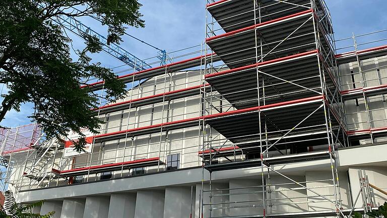 Das Theater ist vollständig eingerüstet, vor allem am markanten Kupferdach wird im Moment gearbeitet. Auch die Glasfassade im ersten Stock wird erneuert.