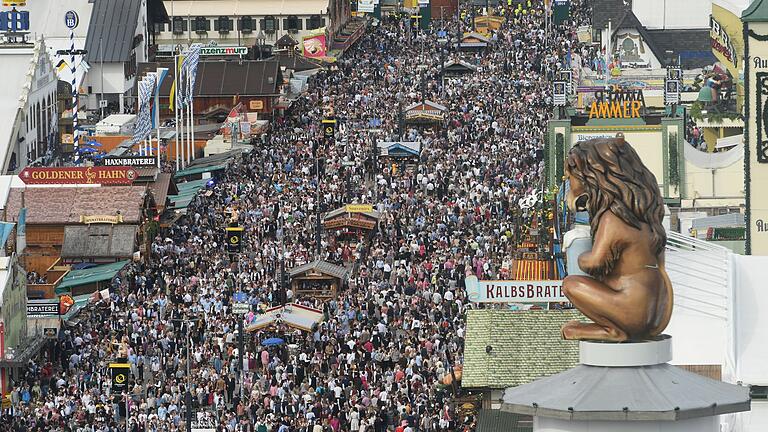 189. Münchner Oktoberfest       -  Der Andrang am ersten Wiesnwochenende war groß. Ganz vorne mit dabei: Gäste aus den USA, Italien und der Schweiz.