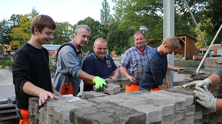 Mittendrin dabei: Der Ukrainer Leonid Hurko (Mitte) ist ein kompetenter Kollege und hat seinen Platz im Team des Eberner Bauhofs gefunden. Mit Stolz trägt er sein blaues Polo-Shirt, auf dem steht: „Bauhof Stadt Ebern“. Er hat Angst, dass er zusammen mit seinen drei Kinder und der Frau Olha in die Ukraine abgeschoben wird. Mittendrin dabei: Der Ukrainer Leonid Hurko (Mitte) ist ein kompetenter Kollege und hat seinen Platz im Team des Eberner Bauhofs gefunden. Mit Stolz trägt er sein blaues Polo-Shirt, auf dem steht: „Bauhof Stadt Ebern“. Er hat Angst, dass er zusammen mit seinen drei Kinder und der Frau Olha in die Ukraine abgeschoben wird.