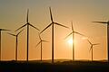 Wenn die Sonne untergeht, schlägt die Stunde der Windkraft. Aber die Frage bleibt: Wie kann der produzierte Strom sinnvoll gespeichert werden?