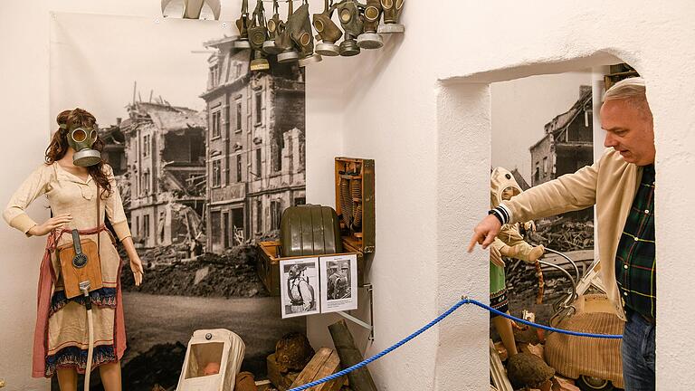 2008 hat Nils Brennecke den Hochbunker gekauft; seit 2014 ist im Gebäude das 'Deutsche Bunkermuseum' eingerichtet. Dort sind auch Exponate aus dem Zweiten Weltkrieg zu sehen, etwa Gasmasken. 2008 hat Nils Brennecke den Hochbunker gekauft; seit 2014 ist im Gebäude das 'Deutsche Bunkermuseum' eingerichtet. Dort sind auch Exponate aus dem Zweiten Weltkrieg zu sehen, etwa Gasmasken.