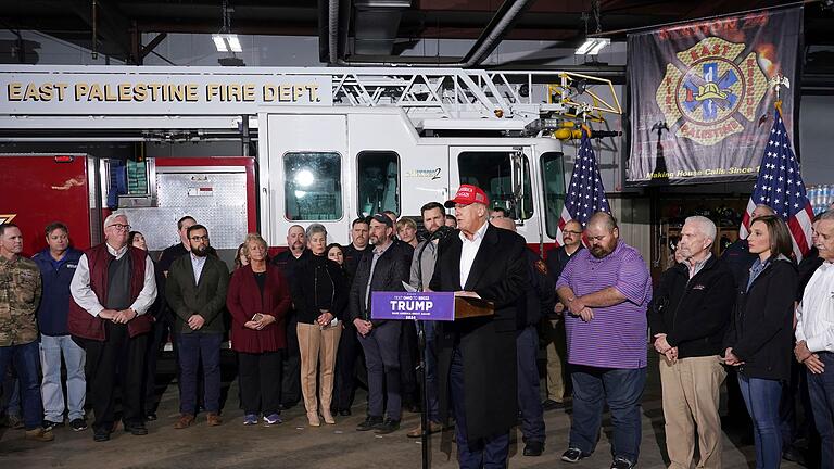 Ehemaliger US-Präsident Trump Ohio       -  Ex-US-Präsident Donald Trump bei seinem Besuch der Feuerwehr von East Palestine, wo Anfang Februar ein mit Chemikalien beladener Güterzug entgleiste.