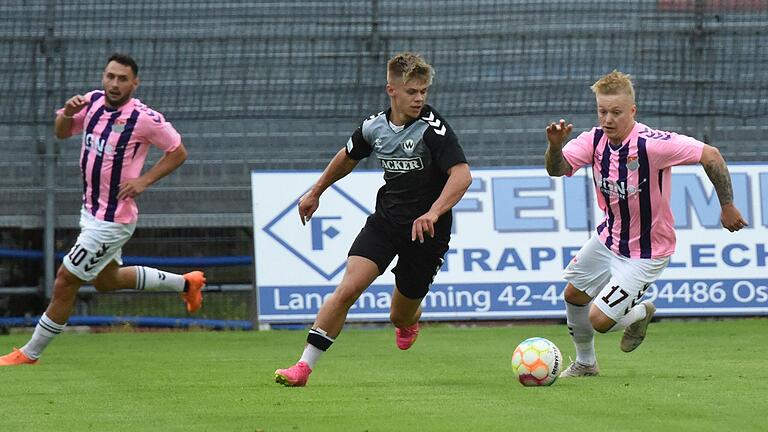 Jens Trunk (rechts) schoss den TSV Aubstadt im Auswärtsspiel beim SV Wacker Burghausen (links Luca Schmitzberger) kurz vor dem Pausenpfiff in Führung.